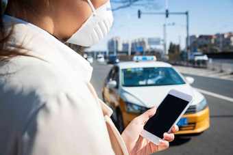 青年女人路边打出租车