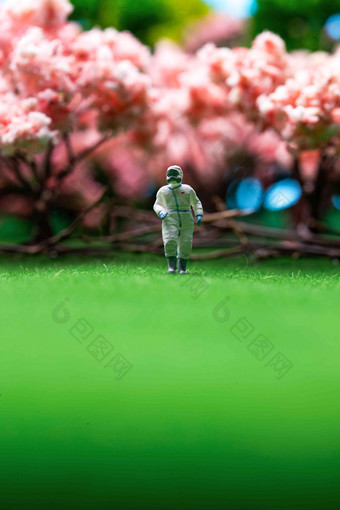 樱花树下站在草地上的医护人员