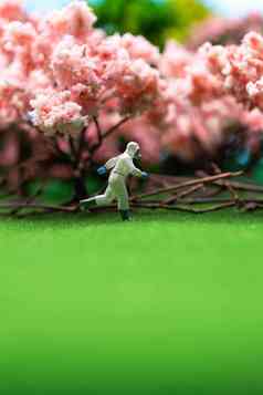 樱花树下的医护人员奔跑的身影