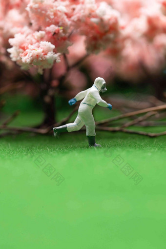 樱花树旁的医护人员奔跑的身影