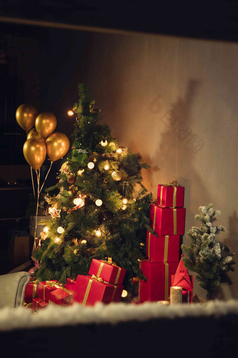 窗内的<strong>圣诞</strong>树和<strong>圣诞</strong>礼物