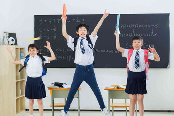 快乐的小学生在教室里欢呼跳跃