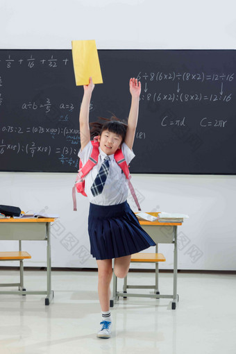 快乐的小学女生在教室里欢呼跳跃