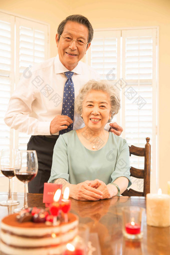 老年夫妇庆祝金婚