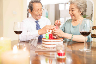 老年夫妇庆祝钻石婚