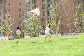 儿童在草地上玩耍
