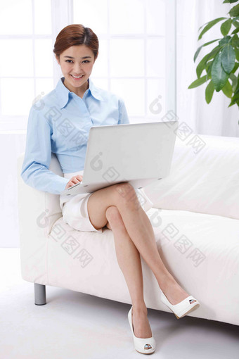 青年商务女士用电脑