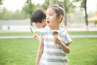 小女孩吃冰淇淋