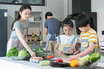 年轻父母教孩子学做饭