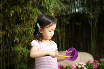 幼儿园的学生在做手工