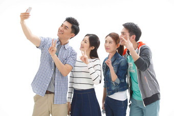 四个的大学生使用手机拍照