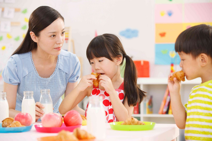 幼儿园儿童在吃早餐幼儿园清晰摄影