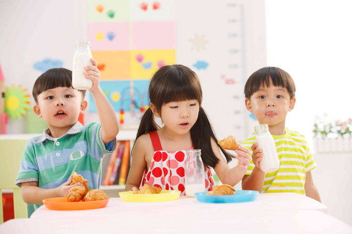 幼儿园儿童在吃早餐瓶子写实摄影