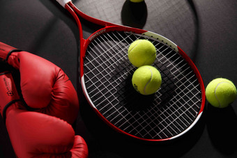 网球和拳击手套