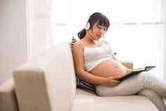 孕妇听音乐看书