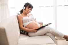 孕妇听音乐看书