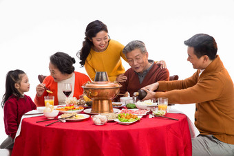 幸福家庭过年吃团圆饭