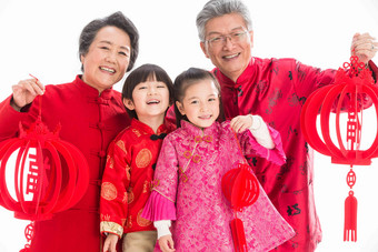 祖父母和孙辈庆祝春节