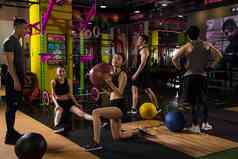 青年人在健身房里健身