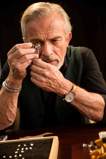 老年男人制作钻石戒指