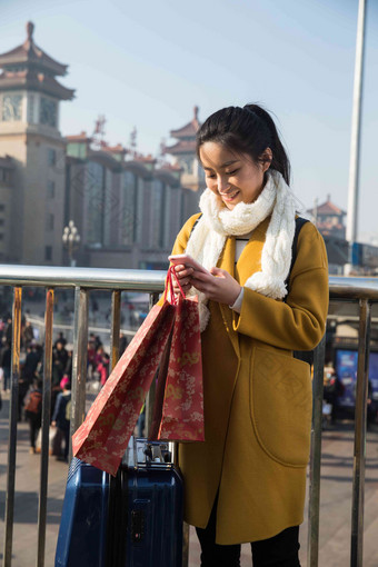 青年女人在站前广场