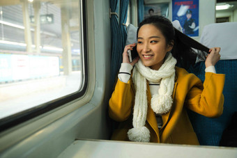 青年女人在火车上