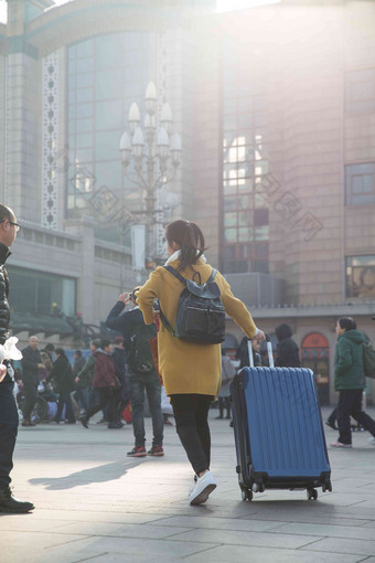 青年女人在站前广场