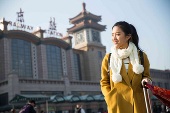 青年女人在站前广场