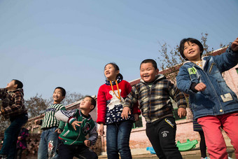 乡村小学生在学校放纸飞机