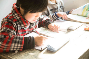 乡村小学里的小学生在上课