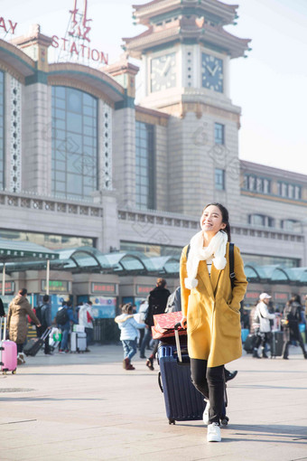 青年女人在站前广场