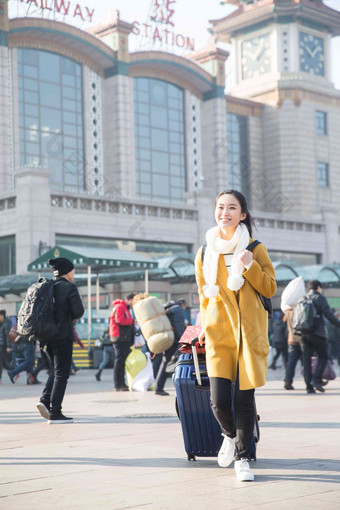 青年女人在站前广场