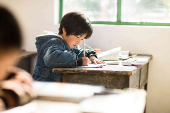 乡村小学里的小学生