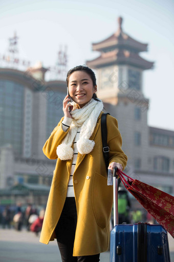 青年女人在站前广场