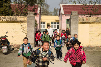 乡村女教师和学生在户外