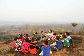 乡村教师和小学生在户外学习