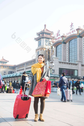 青年女人在站前广场