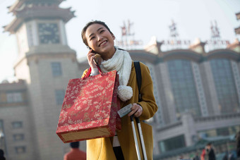 青年女人在站前广场