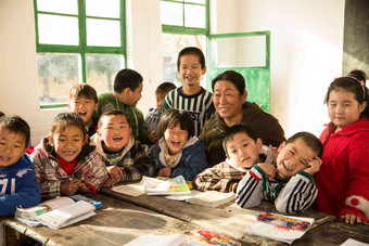 乡村女教师和小学生在教室里