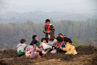 乡村教师和小学生在户外学习