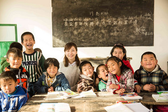 乡村女教师和小学生在教室里