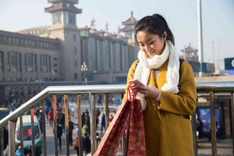 青年女人在站前广场