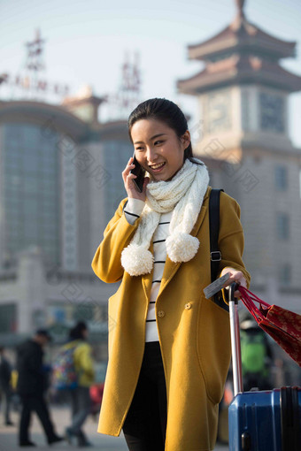 青年女人在站前广场