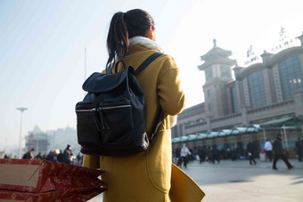 青年女人在站前广场