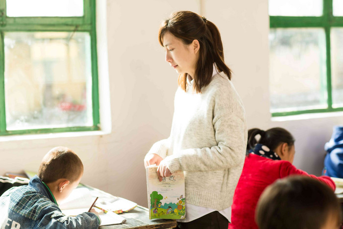 乡村女教师小学生学习友谊教科书写实影相