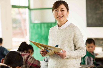 乡村女教师和小学生在教室里