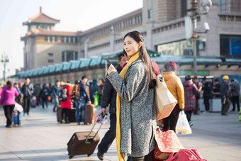 青年女人在站前广场