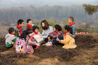 乡村教师和小学生在户外学习