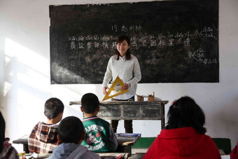 乡村女教师和小学生在教室里