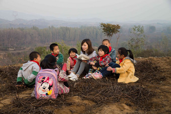 乡村教师和小学生在户外学习